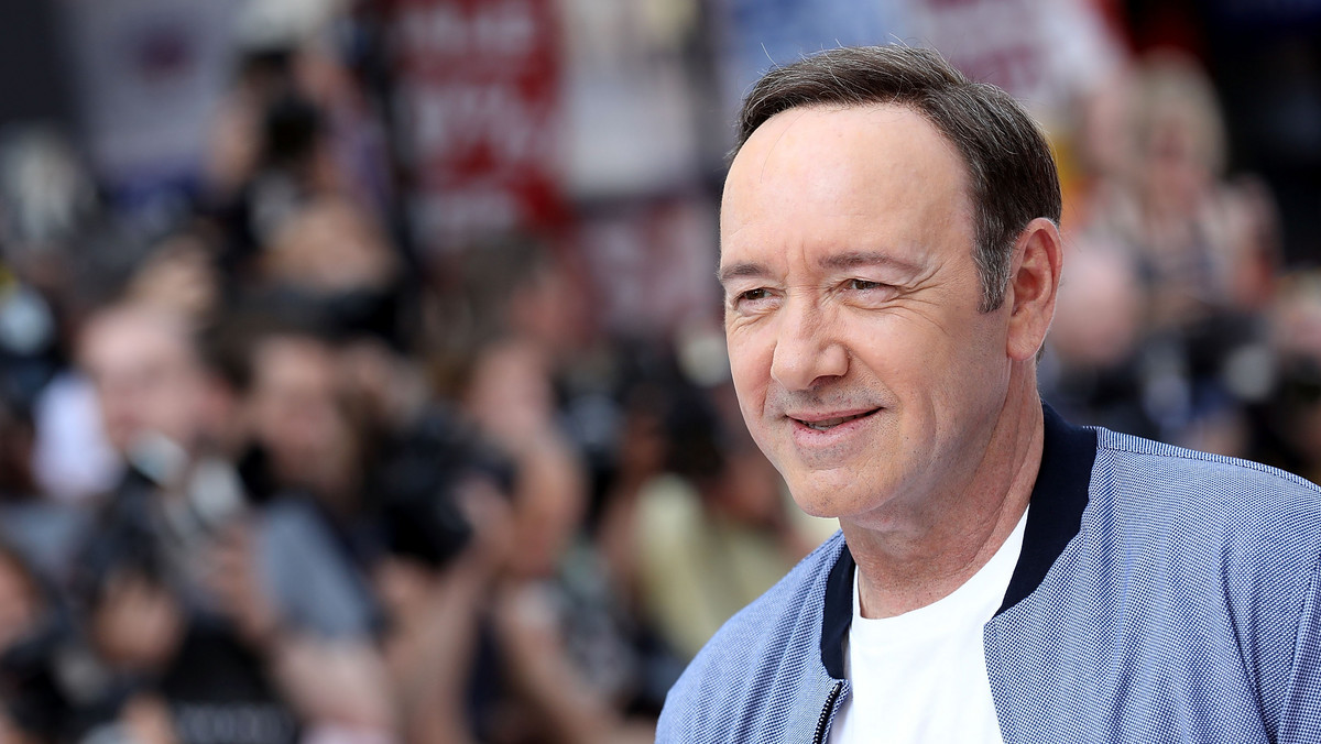 Prokurator w Los Angeles otrzymał dokumenty zawierające oskarżenie Kevina Spacey'ego o molestowanie seksualne. Sprawa dotyczy zdarzenia, które miało miejsce w październiku 1992 roku. W związku ze zmianą prawa w Kalifornii oskarżenie może zostać odrzucone.