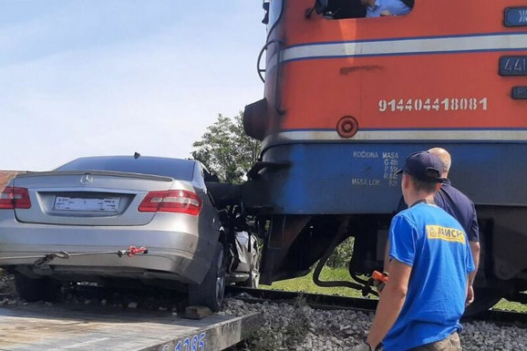 Nesreća na pruzi: Automobil PODLETEO POD LOKOMOTIVU