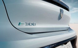 Peugeot e-308 i e-308 SW ujawnione. Francuzi mają sposób na wysokie ceny prądu