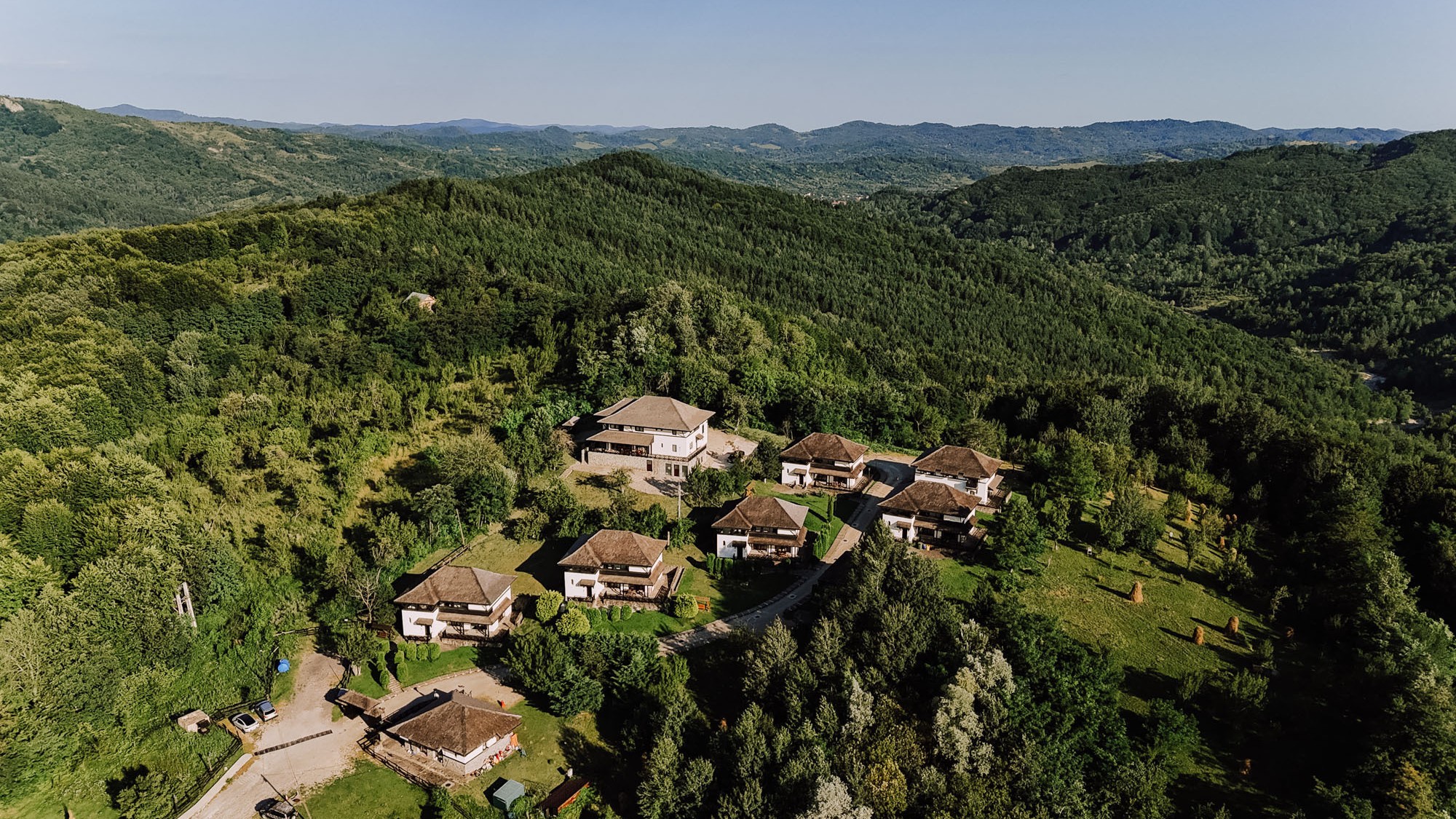 Un mini-sat turistic își caută proprietar în Dâmbovița: ce oferă complexul „Satul Prunilor” care se vinde cu 2,1 milioane de euro