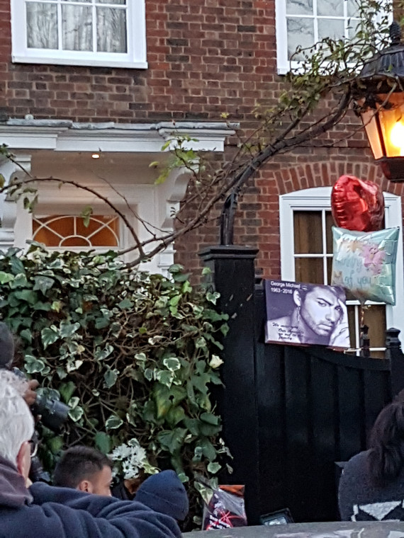 Fani żegnają George'a Michaela przed jego domem