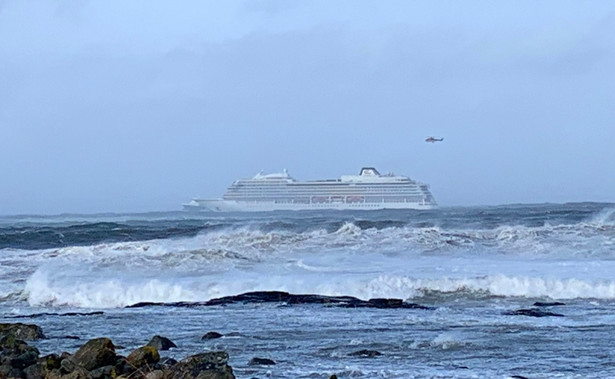 Norweskie służby ratunkowe przygotowują się do holowania "Viking Sky"