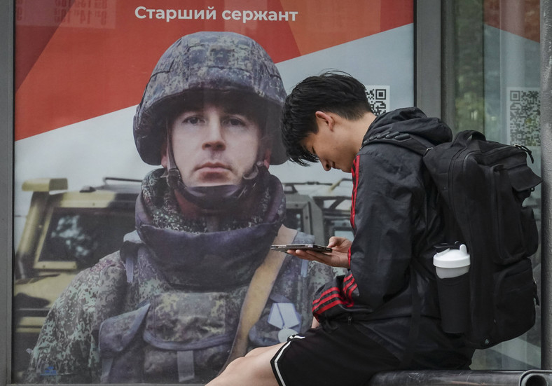 Przystanek autobusowy, gdzie umieszczono plakat reklamujący pobór do wojska, Moskwa, Rosja, 25 sierpnia 2023 r.