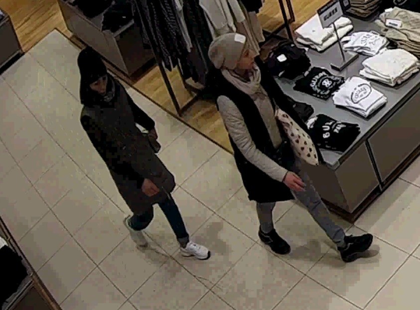 Polícia pátra po páchateľovi, ktorý odcudzil bankomatovú kartu a vybral peniaze z účtu.