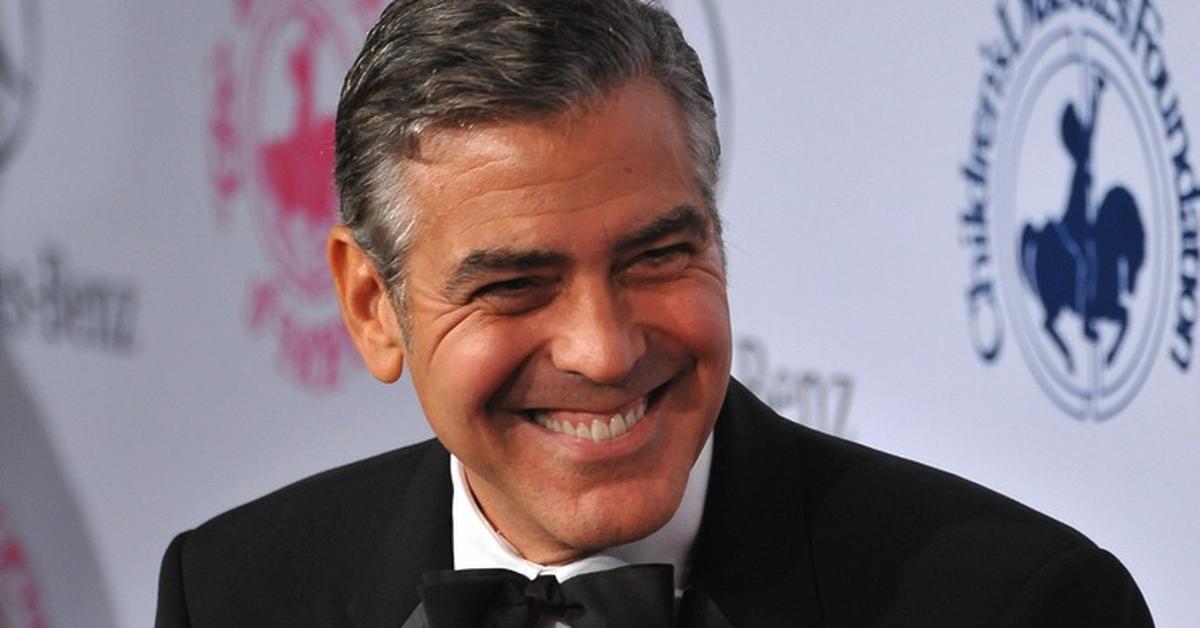 Клуни питт. Джордж Клуни курит. Клуни и Питт. Клуни с усами. Клуни зубы.