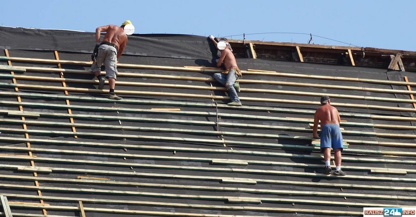 Robotnicy wymieniają dach
