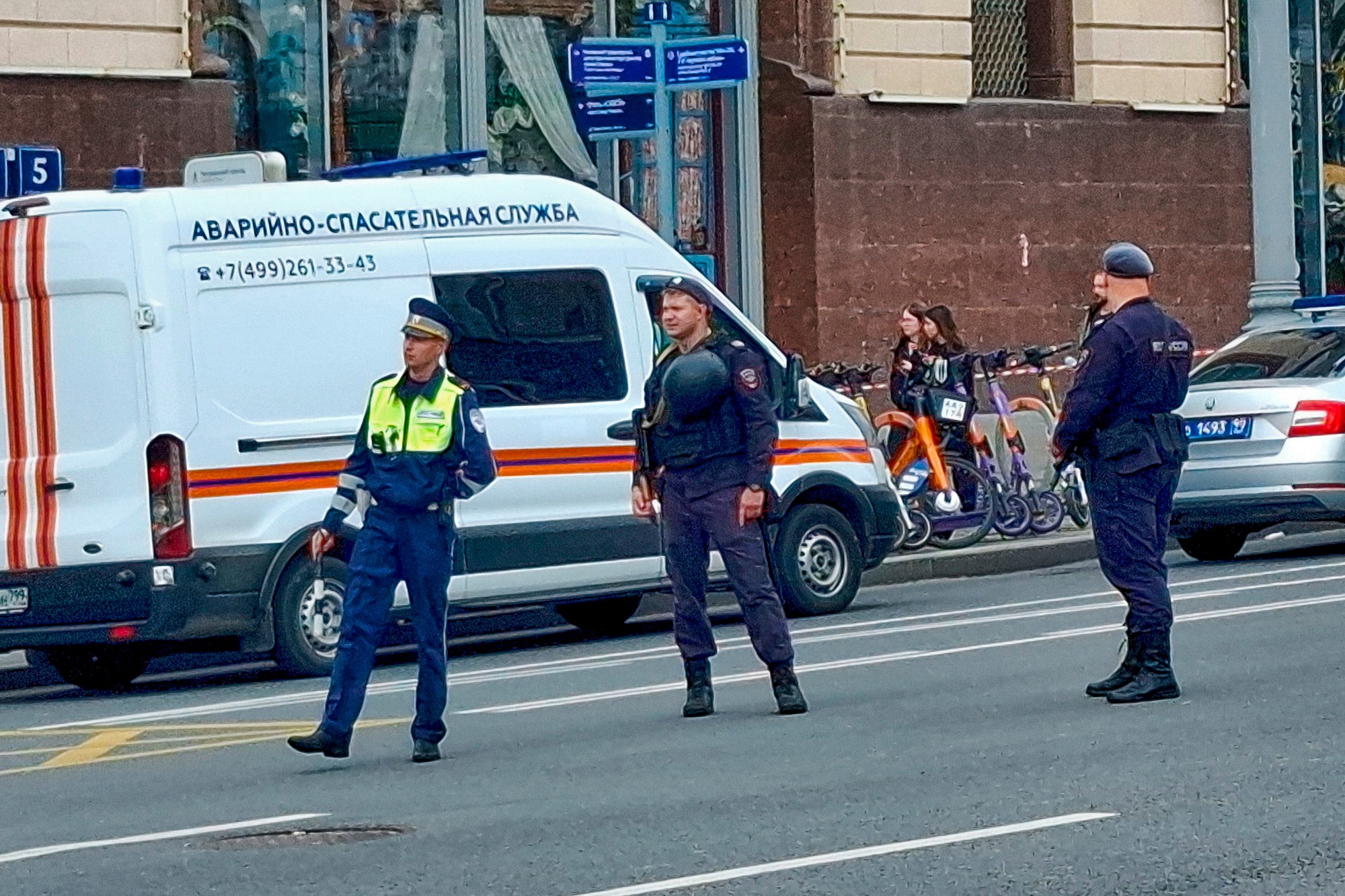 Ruské úrady budovu evakuovali a na miesto prišli polícia, záchranári a hasiči.