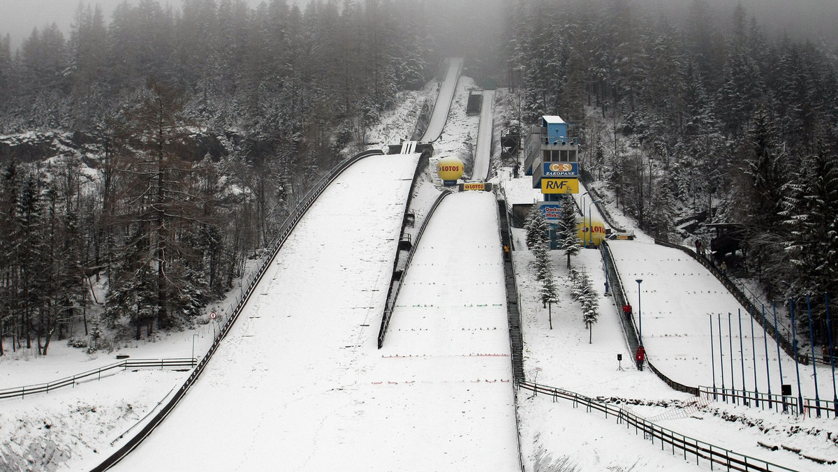 Prawie 7 tysięcy zł zebrali skoczkowie kadry oraz uczniowie zakopiańskiej Szkoły Mistrzostwa Sportowego dla 12-letniego Szymona, który uległ ciężkiemu wypadkowi podczas zawodów w skokach narciarskich na Maleńkiej Krokwi w lutym w Zakopanem.