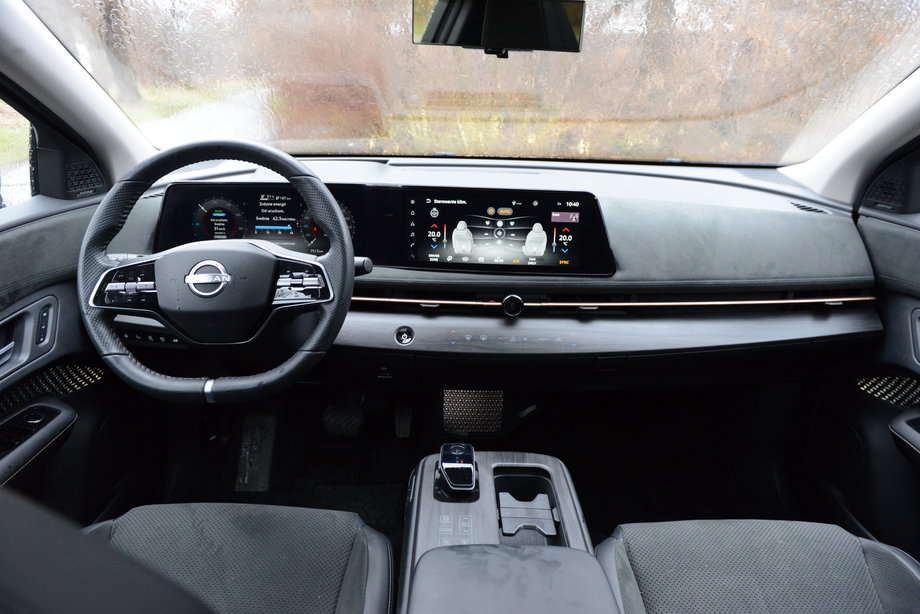 Nissan Ariya ma ładny kokpit, w którego centrum znajduje się oczywiście duży ekran systemu multimedialnego.