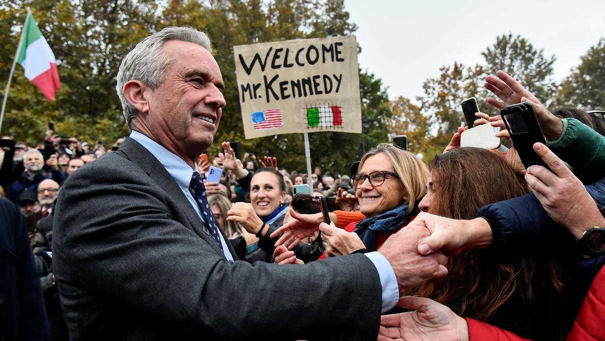 Robert F. Kennedy Jr. na demonstracji antyszczepionkowców podczas pandemii COVID-19 w Mediolanie, listopad 2021 r