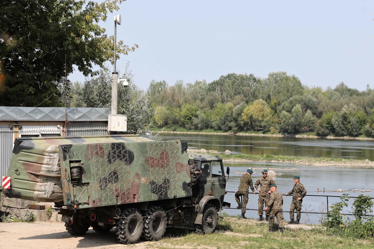 Przygotowania do montażu mostu pontonowego na Wiśle
