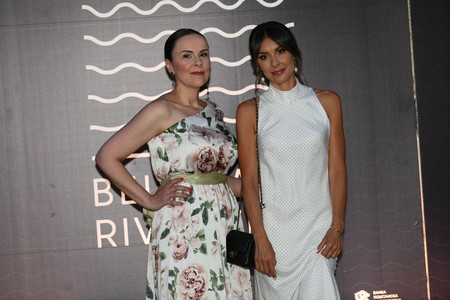 Dragana Mićalović (desno) sa sestrom