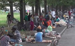 W nocy śpią na ulicach, w dzień szukają pracy. 400 bezdomnych imigrantów we włoskim Saluzzo [WIDEO]