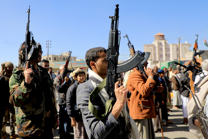 Rebelianci Huti podczas marszu solidarności z narodem palestyńskim w Sanie, Jemen, 11 stycznia 2024 r.