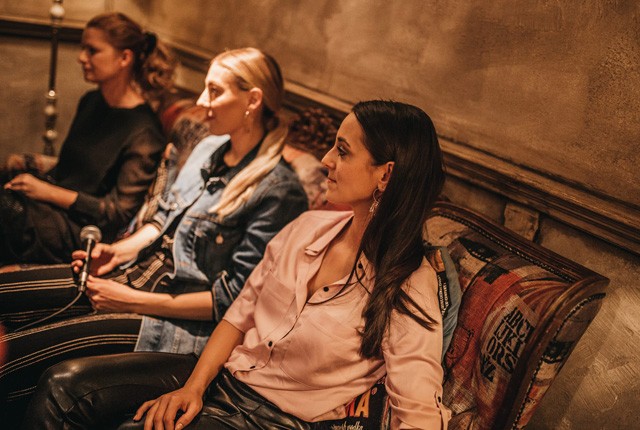 Beszélgetős estéhez öltözött Boggie