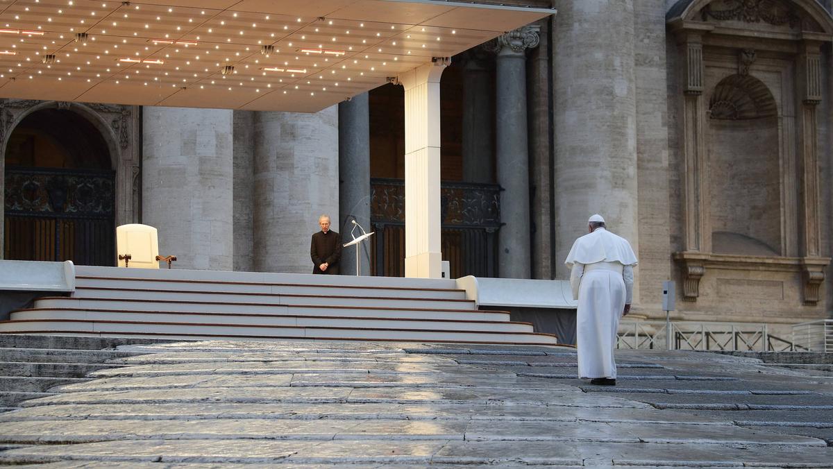 Papież Franciszek i pusty plac pod bazyliką świętego Piotra