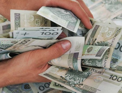 Firmy bardziej szanują pieniądze i rzadziej spekulują na wahaniach notowań złotego