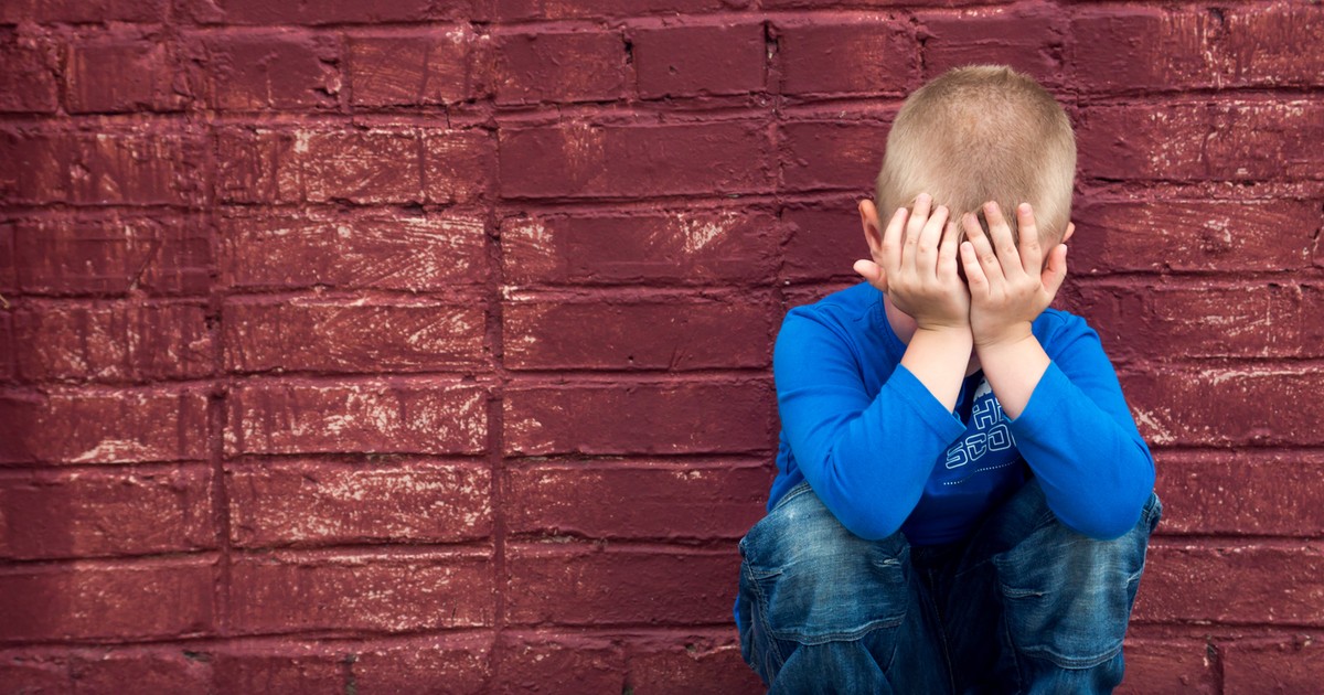 Sześciolatek zadzwonił w nocy na policję, prosząc o pomoc. Czekał bosy pod sklepem