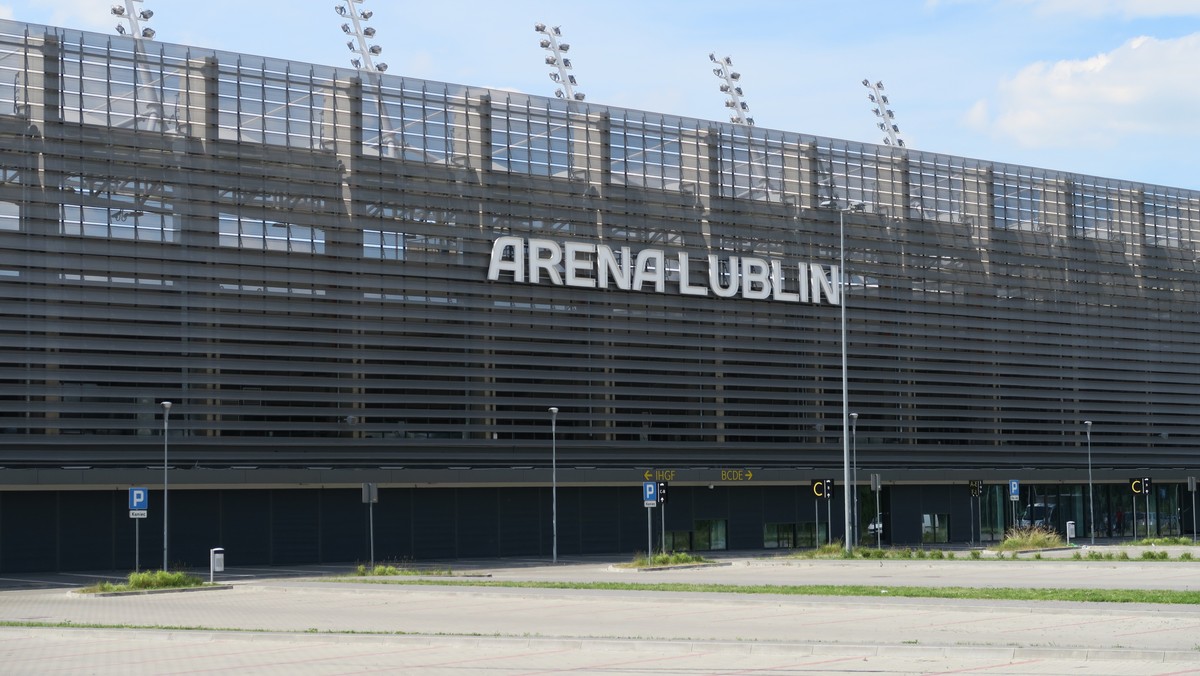 Helena Pietraszkiewicz ponownie domaga się wyjaśnień w sprawie zakazu wnoszenia artykułów spożywczych na Arenę Lublin. W swojej pierwszej interpelacji na ten temat radna pytała dlaczego mieszkańcy nie mogą wnieść na stadion chipsów, a muszą kupować je na miejscu. Prosi również o wskazanie konkretnego przepisu UEFA i wykazania czy obowiązuje na terenie Polski.