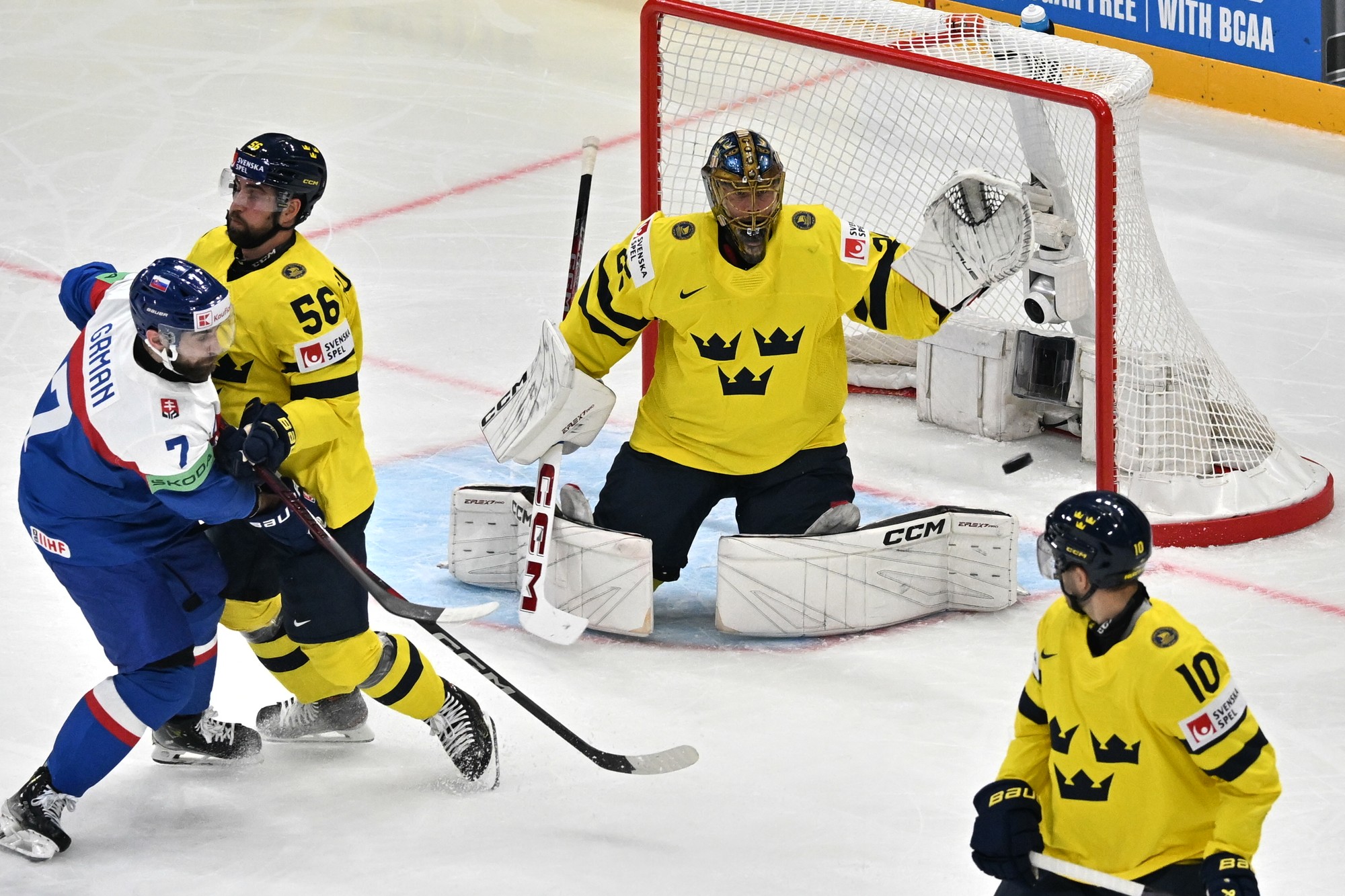 Vľavo Mário Grman (Slovensko) pred švédskou bránkou. 
