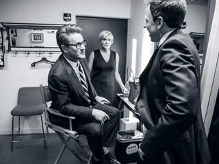 Joe Scarborough i Mika Brzezinski rozmawiają z gospodarzem programu „Late Night with Seth Meyers” przed wejściem na wizję, marzec 2017