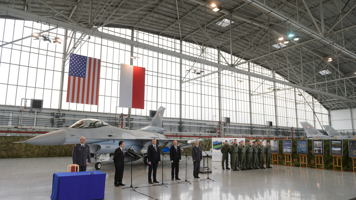 W bazie lotniczej na poznańskich Krzesinach - w obecności wicepremiera, szefa MON Tomasza Siemoniaka - podpisano umowę na zakup amerykańskich pocisków manewrujących dalekiego zasięgu JASSM do samolotów F-16.
