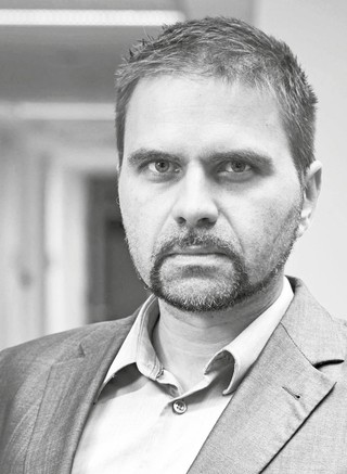 Krzysztof Pyrć, profesor nauk biologicznych, kierownik Pracowni Wirusologii w Małopolskim Centrum Biotechnologii UJ, prezes elekt Fundacji na rzecz Nauki Polskiej. Specjalizuje się w badaniach nad koronawirusami i innymi wirusami, które stanowią zagrożenie w XXI w. Autor ponad 140 publikacji w czasopismach takich jak „Nature”, „Nature Medicine” i „Science Translational Medicine”