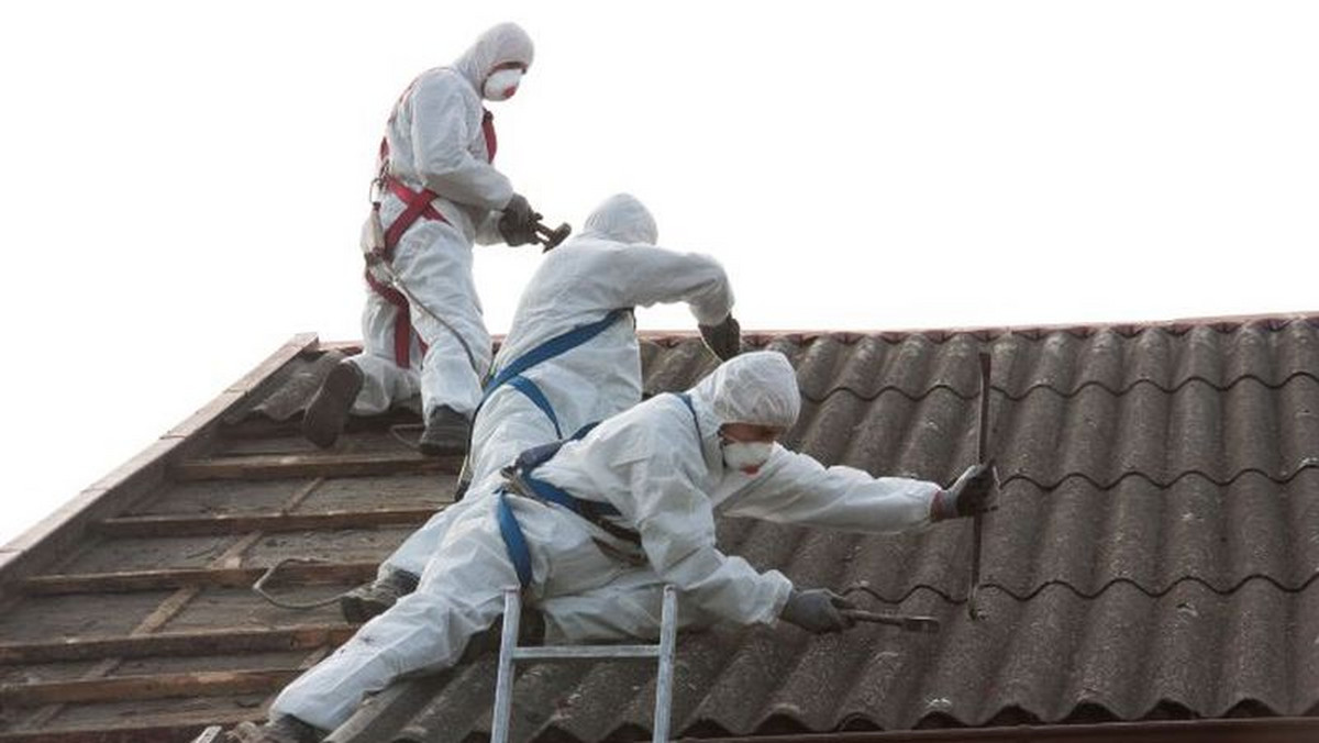 W Nowej Soli na dachach leży jeszcze kilkadziesiąt ton azbestu. Jest okazja, by za darmo pozbyć się go z budynków.