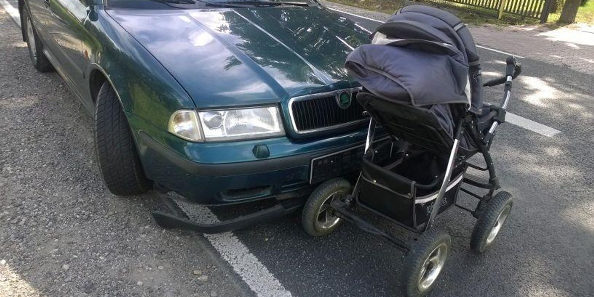 Wypadek w Giżycach. Auto uderzyło w wózek z dzieckiem.