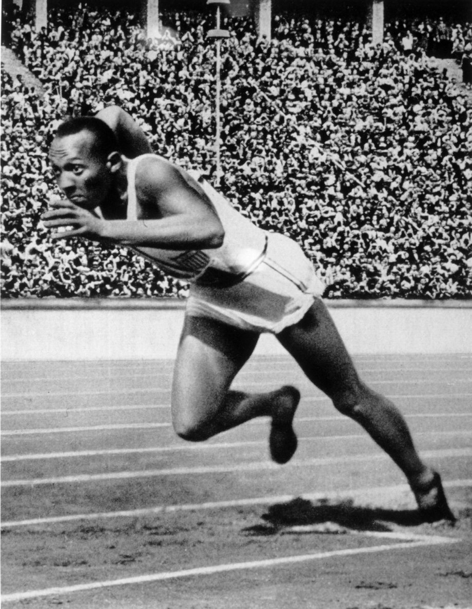 1936 rok, Berlin: Jesse Owens, czarnoskórny biegacz z USA, zdobył cztery złote medale