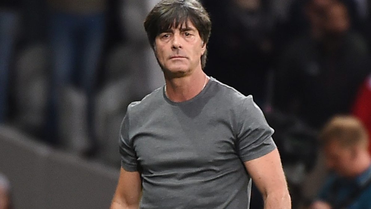 Joachim Loew, szkoleniowiec reprezentacji Niemiec, podczas ostatniego meczu Niemcy - Ukraina na Euro 2016 pokazał, że nie wyzbył się obrzydliwych nawyków. Operatorzy kamery przyłapali trenera naszych sąsiadów na dłubaniu w nosie i nie tylko...