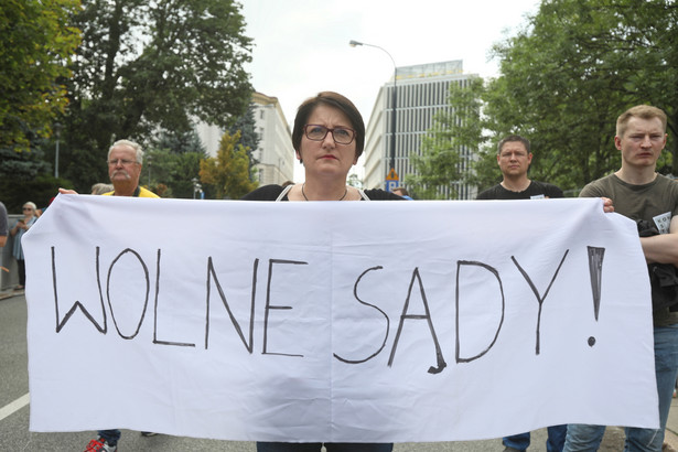 Organizatorami protestu, który zgromadził pod Sejmem kilkaset osób, są m.in. Obywatele RP, Ogólnopolski Strajk Kobiet i KOD. Jego hasła to "Sejm jest nasz!", "Żądamy natychmiastowej realizacji zaleceń Komisji Europejskiej", "Polityka precz od polskich sądów".