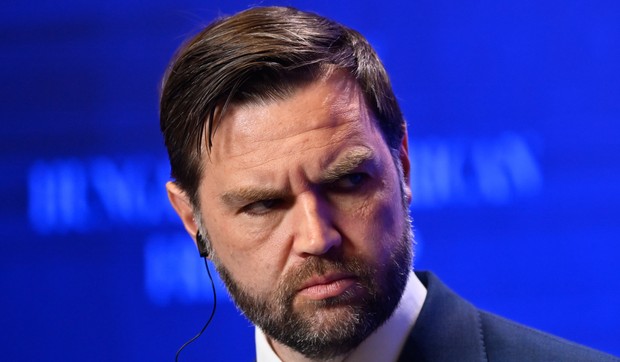 Džej Di Vens na konferenciji u Budimpešti 7. aprila