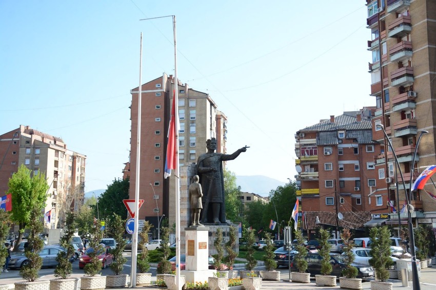 Kosovska Mitrovica: Zastave na pola koplja
