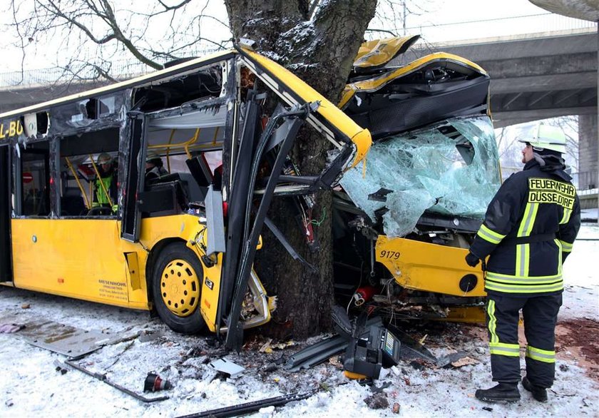 Horror! Autobus z dziećmi wjechał w drzewo