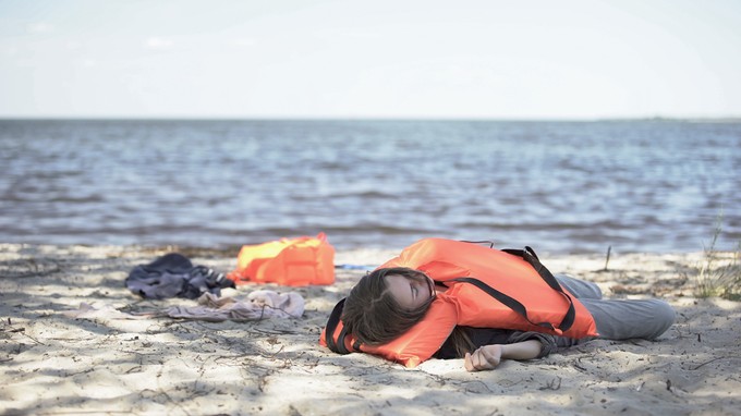 Egy deszkán múlt az élete egy Balatonon bulizó budapesti lánynak