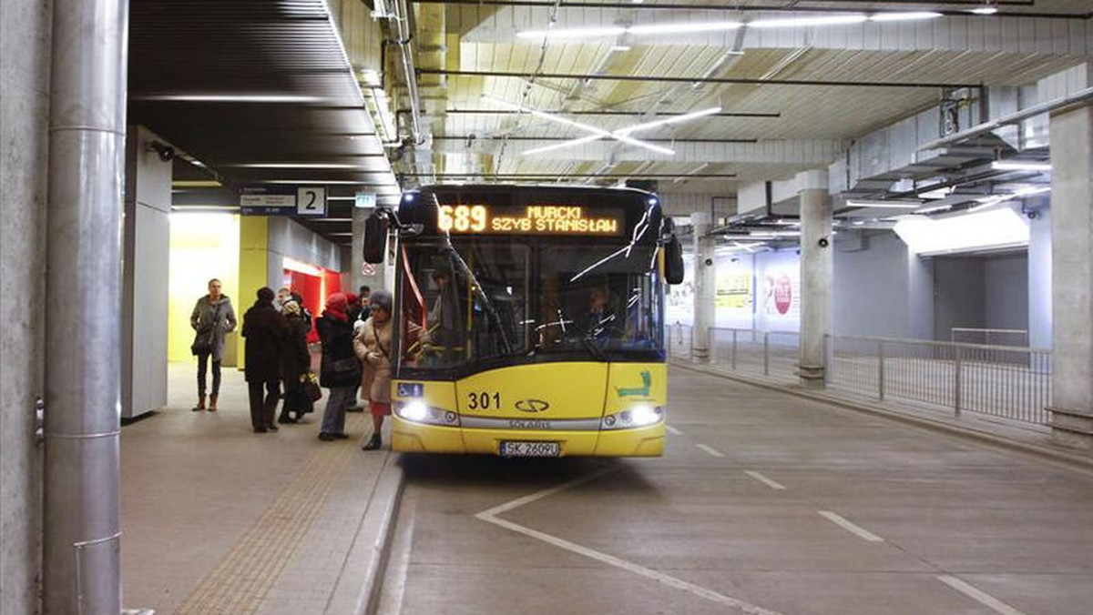 Katowiccy urzędnicy nie chcą, by z podziemnego dworca autobusowego korzystali inni przewoźnicy za wyjątkiem autobusów KZK GOP. Skazali pasażerów na wieczne bieganie po mieście w poszukiwaniu rozrzuconych przystanków.