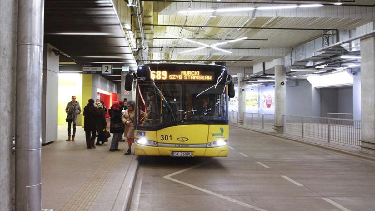 Katowiccy urzędnicy nie chcą, by z podziemnego dworca autobusowego korzystali inni przewoźnicy za wyjątkiem autobusów KZK GOP. Skazali pasażerów na wieczne bieganie po mieście w poszukiwaniu rozrzuconych przystanków.