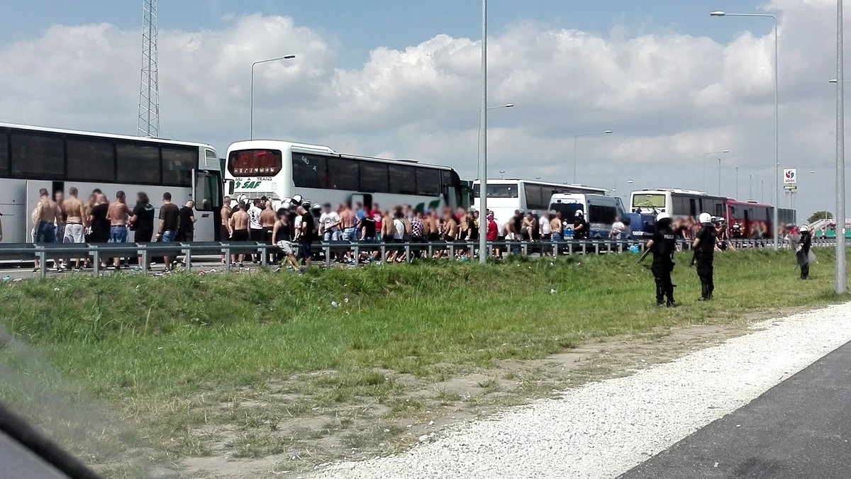 Prokuratura Rejonowa w Kutnie m.in. na podstawie zabezpieczonych nagrań ustala prowodyrów i najbardziej agresywnych uczestników sobotnich starć pseudokibiców na autostradzie A1. W śledztwie sprawdzane jest też, czy użycie przez policję broni na gumową amunicję było prawidłowe.