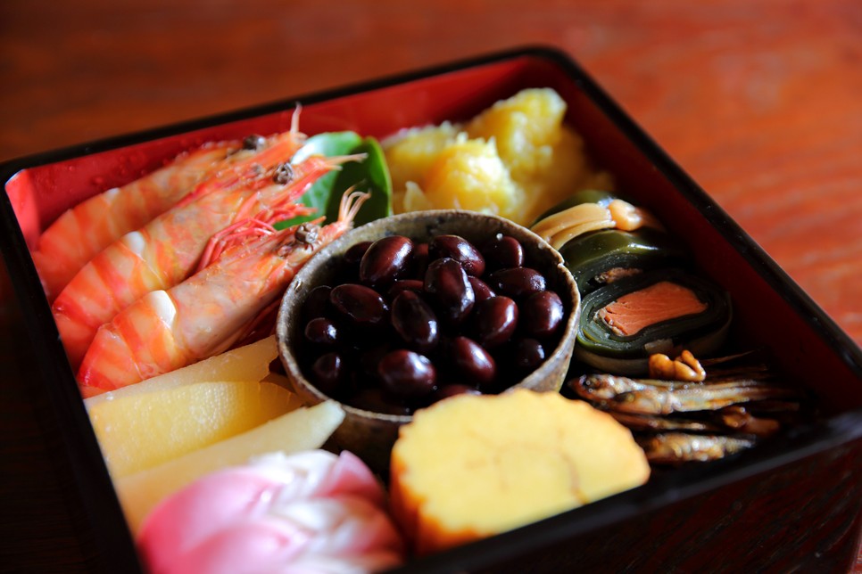 Az osechi egy speciálisan az újévre összeállított ételsor, melyet az év első három napján kötelező jelleggel kell elfogyasztani