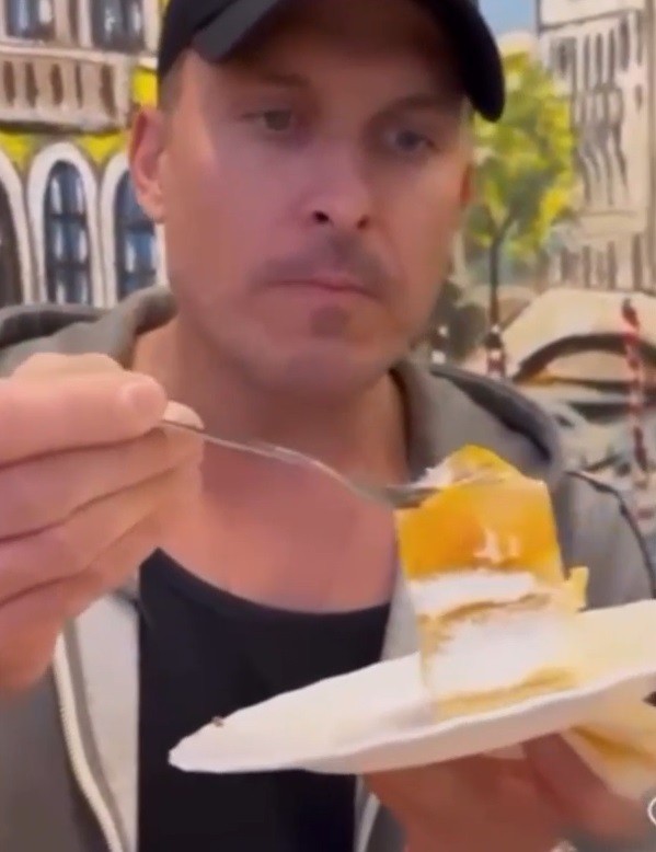 Ján Koleník napodobnil cukrárku Jožku Zaukolcovú pri hodnotení zákusku.