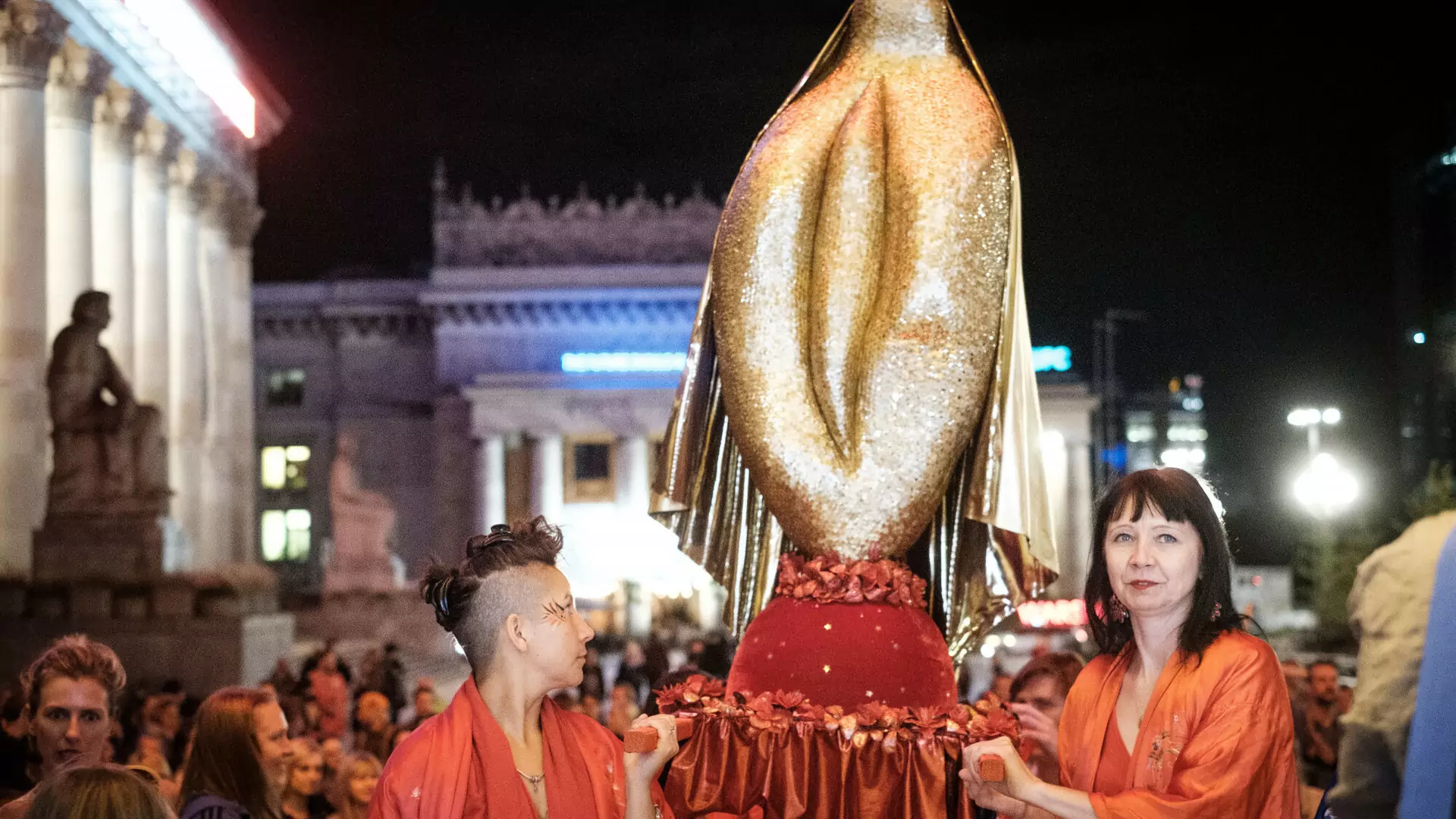 Rzeźba złotego sromu stanęła w polskim teatrze. Ordo Iuris: "Badamy sprawę pod kątem naruszenia uczuć religijnych"