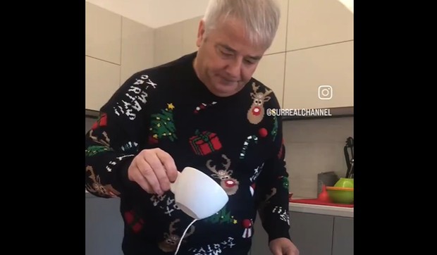 Muškarac sipa mleko u činiju