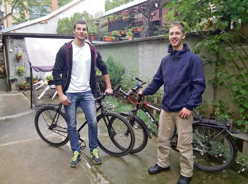 David Ilić i Mihajlo Savić spremni za nošenje pošiljki