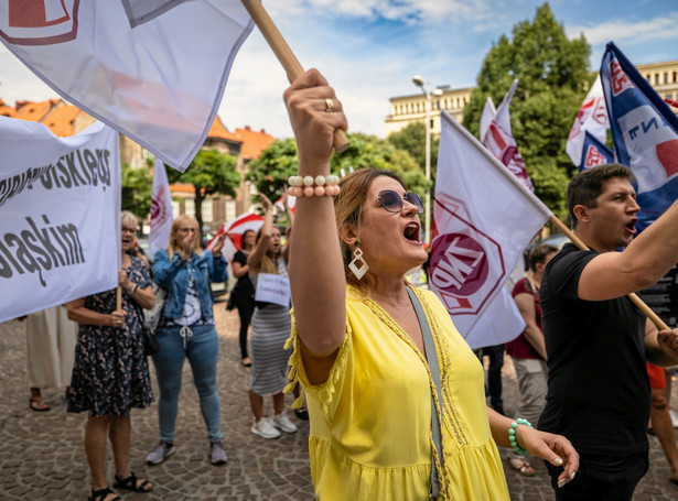 Katowice, 29 lipca 2022. Demonstracja Ogólnopolskiego Porozumienia Związków Zawodowych w sprawie poprawy wynagrodzeń w sferze budżetowej