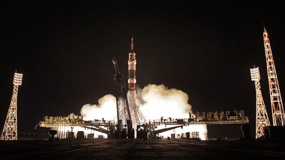 Po około pięciu godzinach i 45 minutach lotu rakieta Sojuz z trzema astronautami przycumowała do Międzynarodowej Stacji Kosmicznej (ISS). Kapsuła bez problemów połączyła się z orbitującym laboratorium na wysokości ponad 400 km od Ziemi.