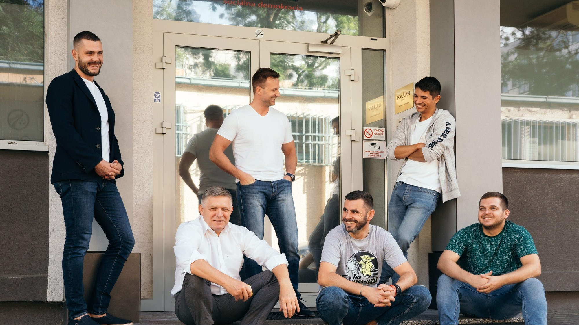 „Smerácki vlci" spolu s Robertom Ficom (zľava doprava): Richard Glück, Robert Fico, Juraj Gedra, Ján Mažgút, Erik Kaliňák, a Igor Melicher