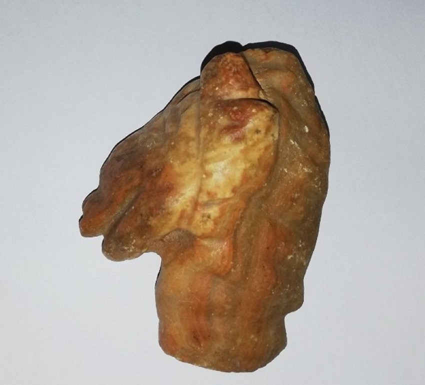 Kamena figura sa likom konja