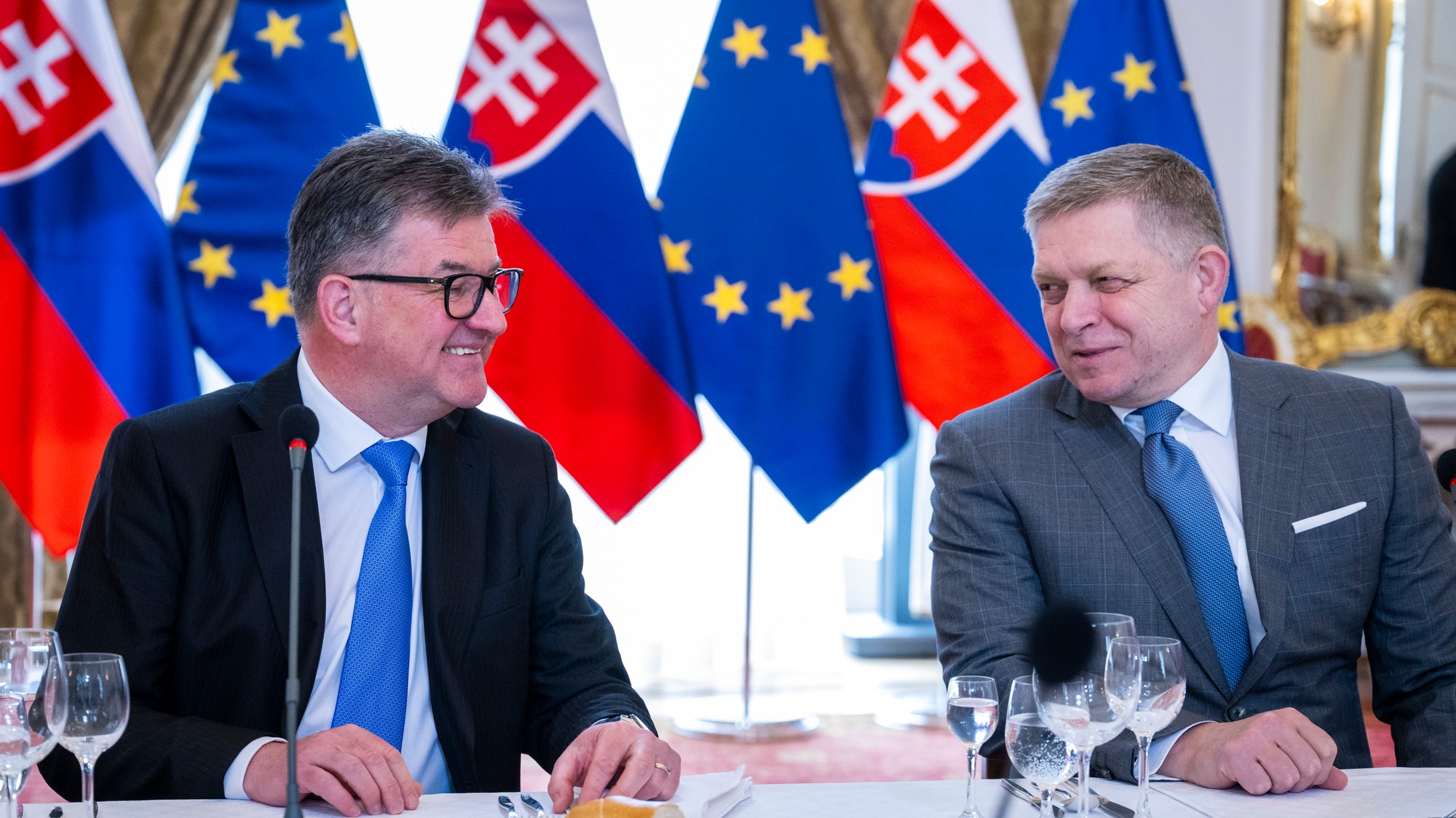 Na snímke sprava predseda vlády SR Robert Fico (Smer-SD) a jeho poradca pre otázky západného Balkánu Miroslav Lajčák.