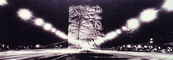 Christo - "Édifice public empaqueté (Projet pour l’Arc de Triomphe, Paris)" ("Wrapped Public Building (Project for The Arc de Triomphe, Paris)", 1962-1963)